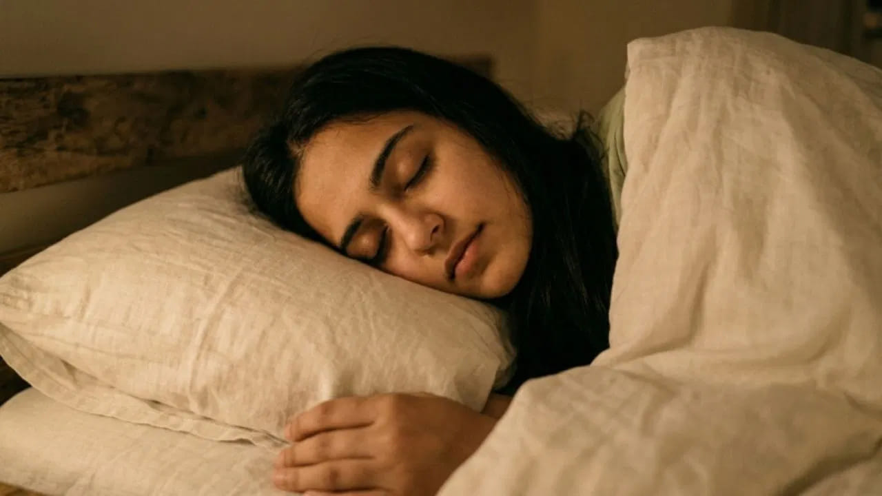 జ్యోతిష్యం, వాస్తు శాస్త్రాలు మానవ జీవితాలకు సంబంధించిన భవిష్యత్తు విషయాలను తెలపడమే కాకుండా కష్టాలను తొలగించే మార్గాలను కూడా తెలియజేస్తుంది. జ్యోతిష్య శాస్త్రం ప్రకారం చెప్పినట్లు చేస్తే కష్టాల    నుంచి తప్పించుకోవచ్చని పండితులు చెబుతుంటారు. జీవితంలోని కష్టాలను తగ్గించడానికి కొన్ని చిన్న నివారణలు సూచిస్తోంది. వీటిలో ఒకటి రాత్రి నిద్రపోయేటప్పుడు కొన్ని ప్రత్యేక వస్తువులను దిండు కింద ఉంచుకోవడం. ఇలా చేయడం వల్ల ప్రతికూల శక్తులు తొలగి జీవితంలో సానుకూలత పెరుగుతుందని నమ్మకం ఉంది. మీ రోజువారీ జీవితంలో సులభంగా చేయగల నాలుగు నివారణలు ఇప్పుడు తెలుసుకుందాం. 