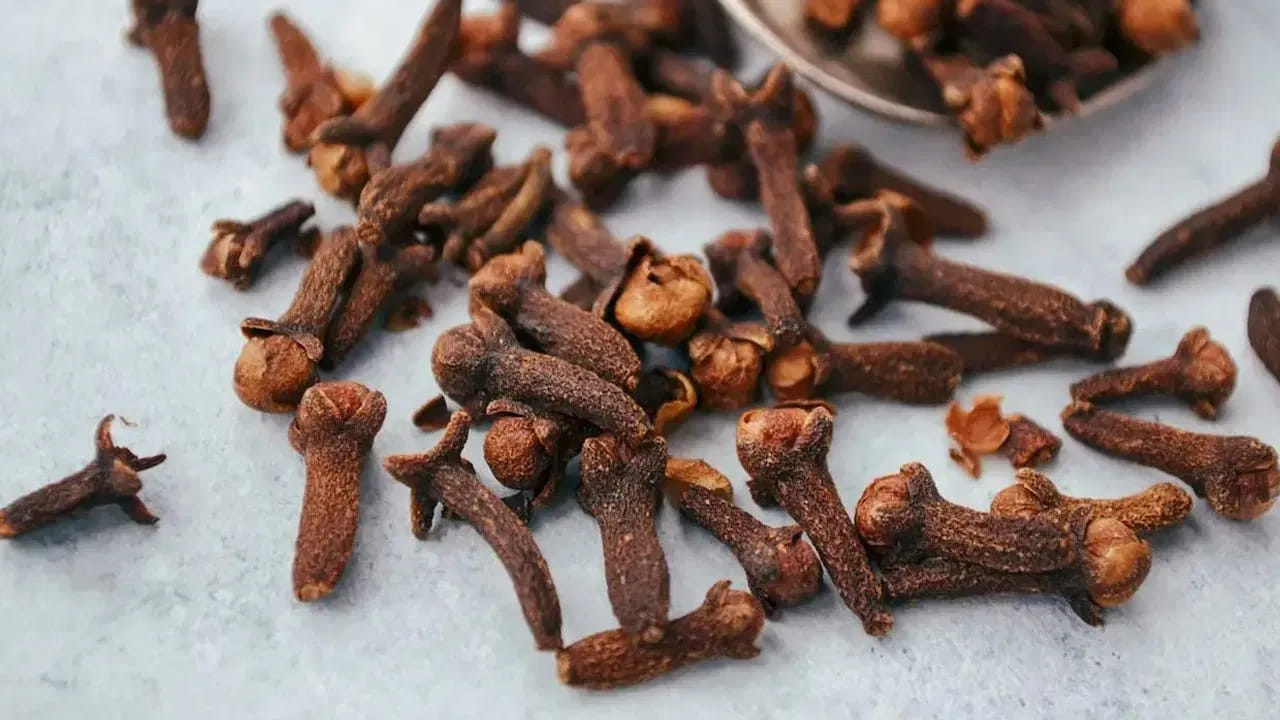 
1. లవంగాలు (Cloves): 

జీవితంలో పురోగతి, శుభ ఫలితాలు కోరుకునే వారు రాత్రి పడుకునే ముందు దిండు కింద ఒక జత లవంగాలు పెట్టుకోవచ్చు. ఉదయం లేవగానే ఆ లవంగాలను కర్పూరంతో కలిసి కాల్చాలి. ఇలా చేయడం వల్ల వాతావరణం శుద్ధి అవుతుందని, ఇంటిలోని ప్రతికూల శక్తి తొలగిపోతుందని విశ్వసిస్తారు. కొన్ని రోజులు క్రమంగా చేస్తే నిలిచిపోయిన పనులు సాఫీగా జరిగే అవకాశాలు పెరుగుతాయని జ్యోతిష్య నమ్మకం.
