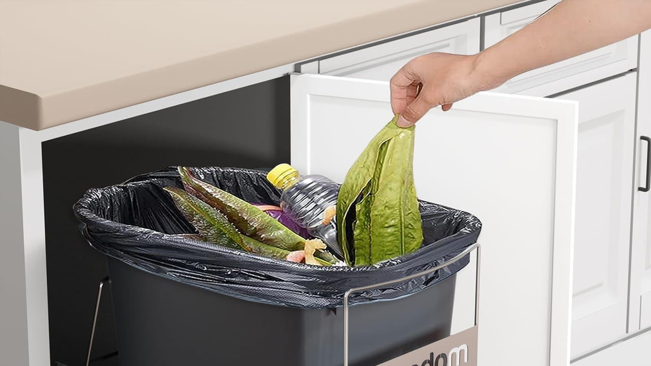 సింక్ కింద చెత్త డబ్బా పెట్టవద్దు...
సింక్ నీటిని సూచిస్తుంది. నీటి మూలకాన్ని పవిత్రంగా భావిస్తారు. చెత్త డబ్బాను సింక్ కింద ఉంచడం వల్ల నీటి మూలకం కలుషితమవుతుంది. చెత్త వాసన, మురుగు నీరు కలిసి ఇంట్లో ప్రతికూల శక్తిని పెంచుతాయి. ఇది కుటుంబ సభ్యుల మానసిక ప్రశాంతతను దెబ్బతీస్తుంది. అనవసర ఖర్చులకు దారితీస్తుంది.
పరిహారం: చెత్త డబ్బాను వంటగది వాయువ్య మూలలో ఉంచడం మంచిది.