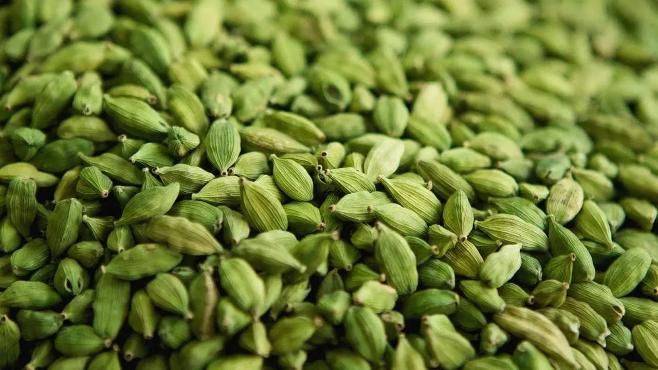 
3. యాలకులు (Cardamom):

ఆర్థిక సమస్యలు ఎదుర్కొంటున్న వారు రాత్రి నిద్రపోయేటప్పుడు దిండు కింద రెండు యాలకులు/ఏలకుల కాయలు పెట్టుకోవచ్చు. ఉదయం లేవగానే వాటిని పేదవారికి లేదా అవసరమైన వారికి దానం చేయాలి. ఇలా చేయడం వల్ల దానధర్మం ఫలితం లభించి ఆర్థిక పరిస్థితి క్రమంగా మెరుగుపడుతుందని నమ్ముతారు. జ్యోతిష్య శాస్త్రంలో ఏలకులు శుభం, సంపదకు ప్రతీకగా భావిస్తారు.