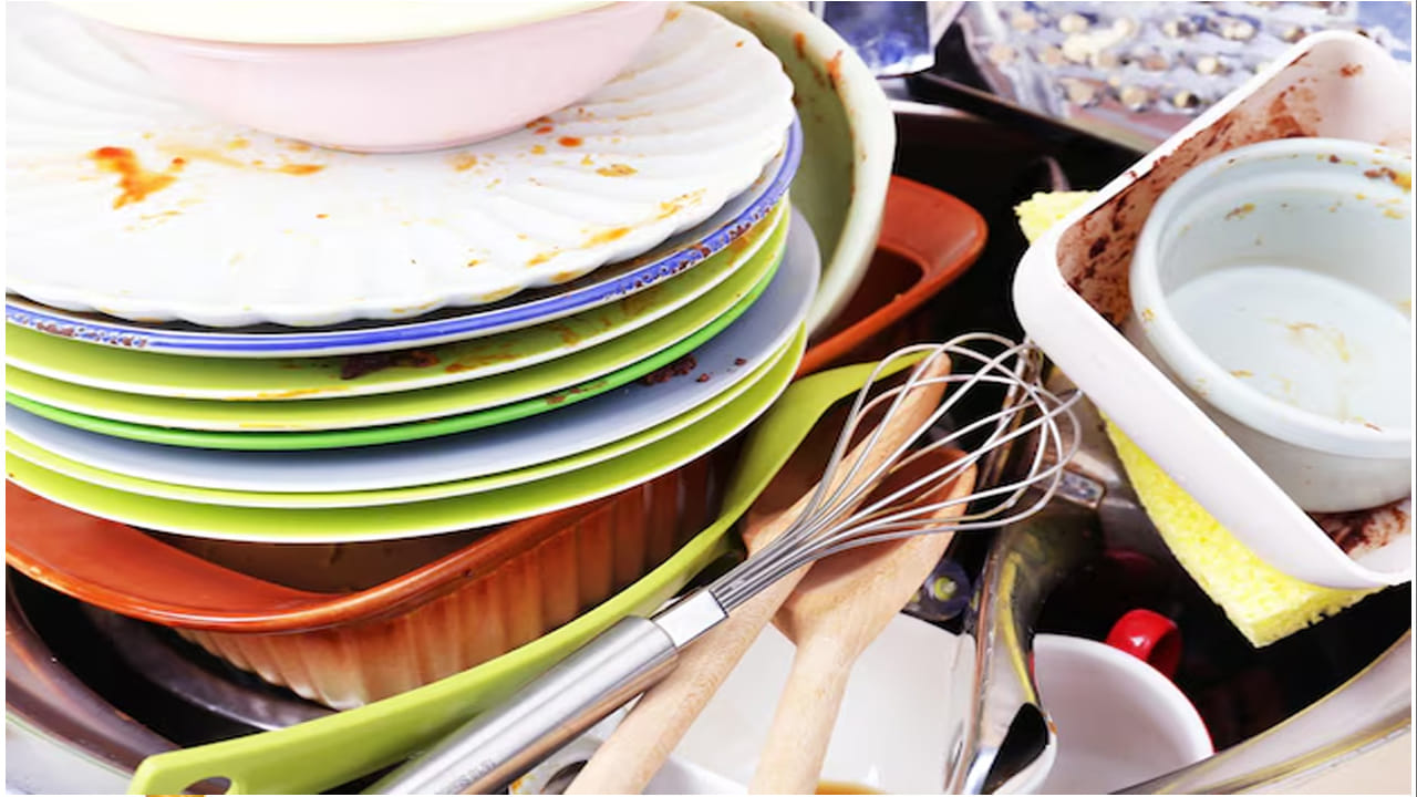 మురికి పాత్రలను పోగు చేయవద్దు..
సింక్లో లేదా సింక్ కింద మురికి పాత్రలను రాత్రంతా వదిలేయడం అశుభకరంగా భావిస్తారు. మురికి పాత్రలు క్రిములు, దుర్వాసనలు, ప్రతికూల శక్తిని ఆకర్షిస్తాయి. ఇది కుటుంబ ఆరోగ్యంపై ప్రభావం చూపవచ్చు.
నివారణ: పడుకునే ముందు పాత్రలను శుభ్రం చేయాలి. అవసరమైతే, పాత్రలపై నీరు పోసి ఎండిపోకుండా చూసుకోవాలి.