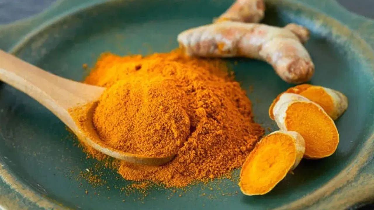 
4. పసుపు (Turmeric):

సంబంధాలలో దూరం లేదా ఉద్రిక్తత ఉన్నప్పుడు దిండు కింద ఒక చిన్న పసుపు ముద్ద/కొమ్ము పెట్టుకుని నిద్రపోవాలని సూచిస్తారు. ఉదయం ఆ పసుపును నీటిలో కలపడం లేదా పవిత్ర స్థలంలో ఉంచడం మంచిదని చెబుతారు. హిందూ సంప్రదాయంలో పసుపును శుభం, ప్రేమ, అదృష్టానికి ప్రతీకగా భావిస్తారు. ఈ పరిహారం సంబంధాలలో సాన్నిహిత్యం, సానుకూలత పెంచుతుందని నమ్మకం. 