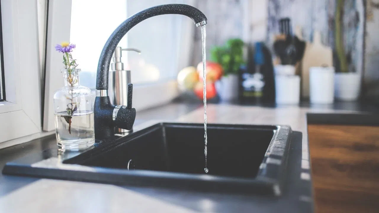 రసాయనాలను సింక్ కింద నిల్వ చేయవద్దు..
హార్పిక్, ఫినైల్, లాండ్రీ సబ్బులు వంటి రసాయనాలను సింక్ కింద ఉంచడం మంచిది కాదని వాస్తు చెబుతుంది. ఈ ప్రదేశం త్రాగునీరు, ఆహార పదార్థాలకు సమీపంలో ఉండటం వల్ల ఇది అశుభంగా పరిగణించబడుతుంది.
పరిష్కారం: ఈ రసాయనాలను ప్రత్యేక క్యాబినెట్లో లేదా ఎత్తైన ప్రదేశంలో నిల్వ చేయాలి.