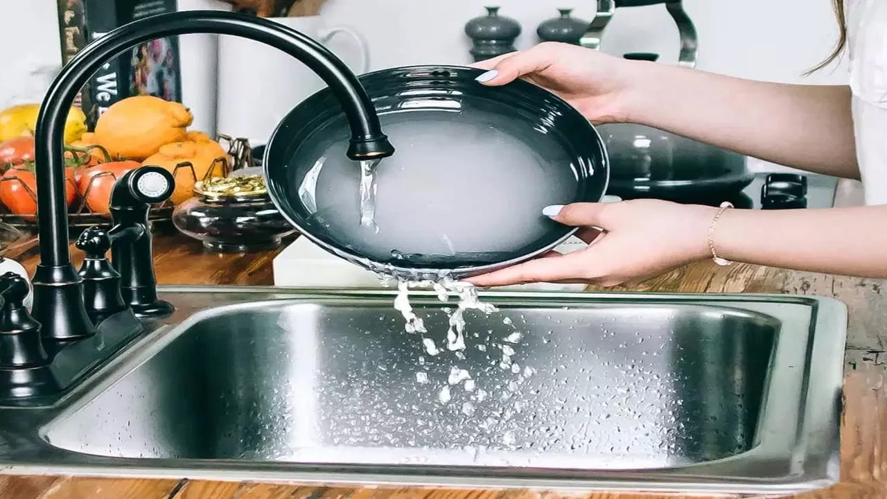 అవాంఛిత ప్లాస్టిక్ సంచులను పోగు చేయవద్దు..
కూరగాయలు లేదా ఇతర వస్తువులతో వచ్చే ప్లాస్టిక్ సంచులను సింక్ కింద పోగు చేయడం వలన అవ్యవస్థ, ప్రతికూలత పెరుగుతుందని వాస్తు భావిస్తుంది. ఇది శ్రేయస్సును అడ్డుకుంటుందని చెబుతారు.
పరిష్కారం: ప్లాస్టిక్ వాడకాన్ని తగ్గించాలి. అవసరమైతే వాటిని సర్ది, ప్రత్యేక సంచిలో ఉంచి ఎత్తైన ప్రదేశంలో నిల్వ చేయాలి.
వంటగది శుభ్రంగా, సక్రమంగా ఉండటం వాస్తు పరంగా మాత్రమే కాకుండా ఆరోగ్య పరంగానూ చాలా ముఖ్యం. సింక్ కింద స్థలాన్ని సక్రమంగా ఉపయోగించడం ద్వారా ఇంట్లో సానుకూల శక్తి, ఆరోగ్యం, శ్రేయస్సు పెరుగుతాయని నమ్మకం.
(Disclaimer: ఈ వార్తలోని సమాచారం జ్యోతిష్య శాస్త్రం, మత విశ్వాసాలపై ఆధారపడి ఉంది. పాఠకుల ఆసక్తి మేరకు అందించడం జరిగింది. దీనిని సంస్థ ధృవీకరించదు.)