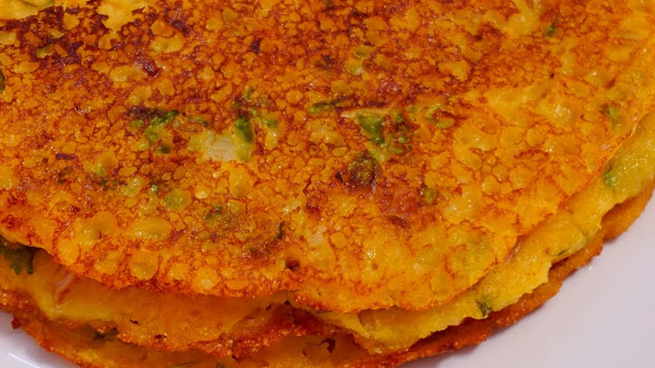 కావలసిన పదార్థాలు: ఒక కప్పు శనగపిండి, రెండు గ్లాస్ ల నీళ్ళు, రెండు పెద్ద ఉల్లిపాయలు, 5 పచ్చిమిర్చి, అర కట్ట కొత్తిమీర, రుచికి తగినంత ఉప్పు, రెండు టేబుల్ స్పూన్స్ కారం, అర టీ స్పూన్ పసుపు, రెండు టేబుల్ స్పూన్స్ నూనెను తీసుకోవాలి.