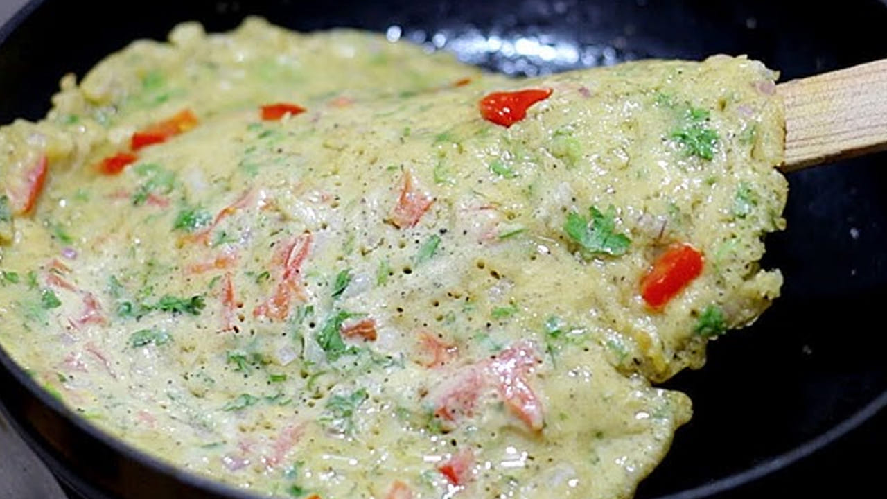 ముందుగా ఒక గిన్నె తీసుకుని ఒక కప్పు శనగపిండి, రుచికి సరిపడా ఉప్పు, ఒక టేబుల్ స్పూన్ కారం, అర టీ స్పూన్ పసుపు వేసి, తగినన్ని నీళ్లు పోసి జోరుగా అది కలిసే పోయే వరకు కలుపుతూనే ఉండండి.  