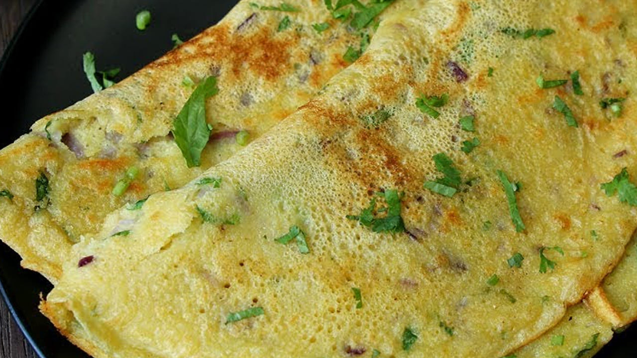 ముందుగా రెడీ చెసి పెట్టుకున్న పిండిలో సన్నగా కట్ చేసిన ఉల్లిపాయలు ముక్కలు , పచ్చిమిర్చి ముక్కలు, కొత్తిమీరను  వేసి బాగా మిక్స్ అయ్యేలా కలపండి.
