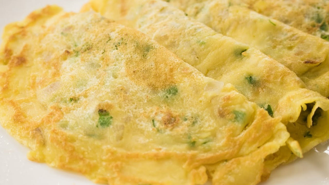 ఇక ఇప్పుడు  పెనం వేడి చేసి దానిలో కొద్దిగా నూనె వేయండి. ముందుగా సిద్ధం చెసి పెట్టుకున్న మిశ్రమాన్ని పెనంపై పోసి మీడియం మంటపై దానిని రెండు వైపులా బాగా  కాల్చాలి. 