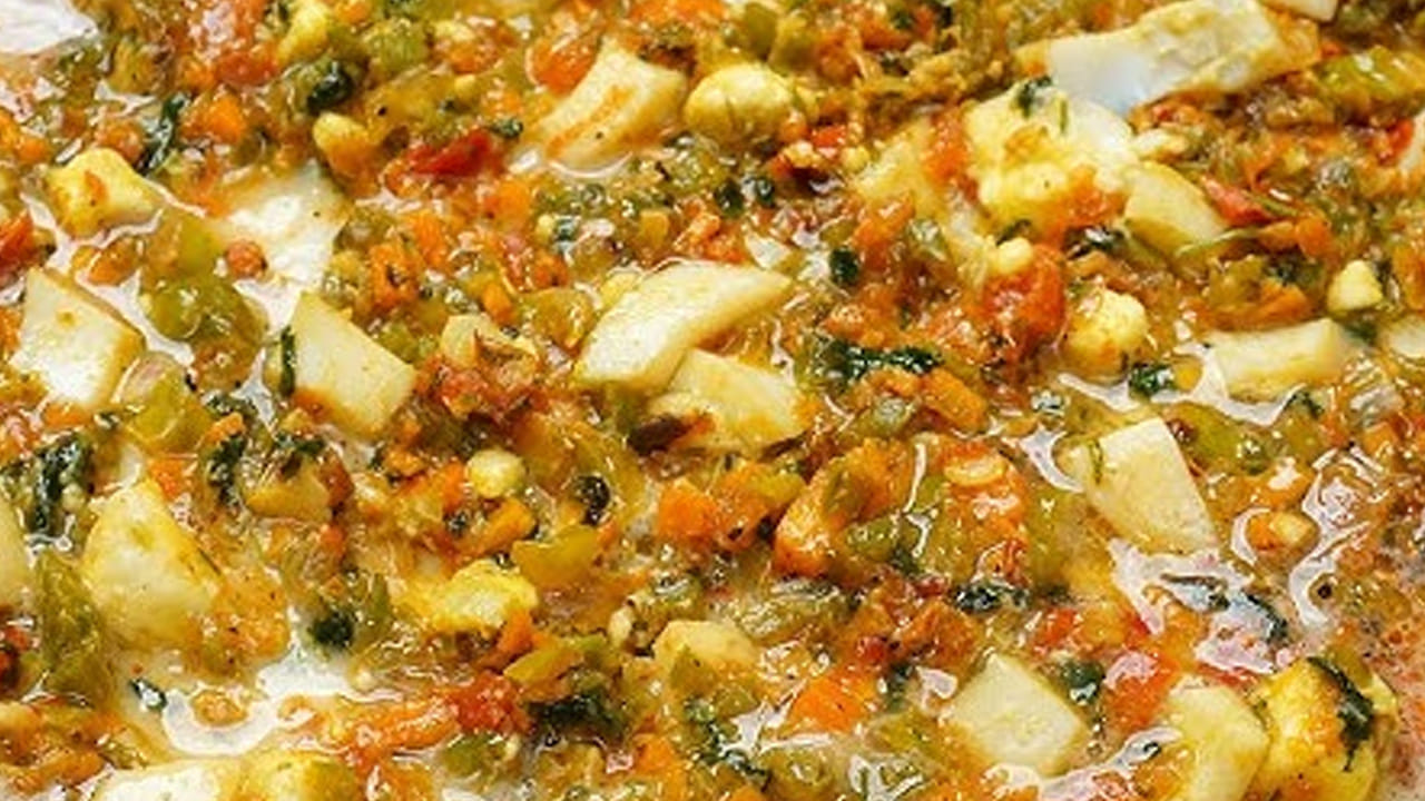 ఆమ్లెట్ మరింత మెత్తగా, దూదిగా రావాలంటే రావడానికి, ఒక చిటికెడు బేకింగ్ సోడాను కలుపుకుంటే సరిపోతోంది.లేదా పిండిలో  బియ్యప్పిండి లేదా సూజీ రవ్వ కలిపితే ఆమ్లెట్ క్రిస్పీగా వస్తుంది. 