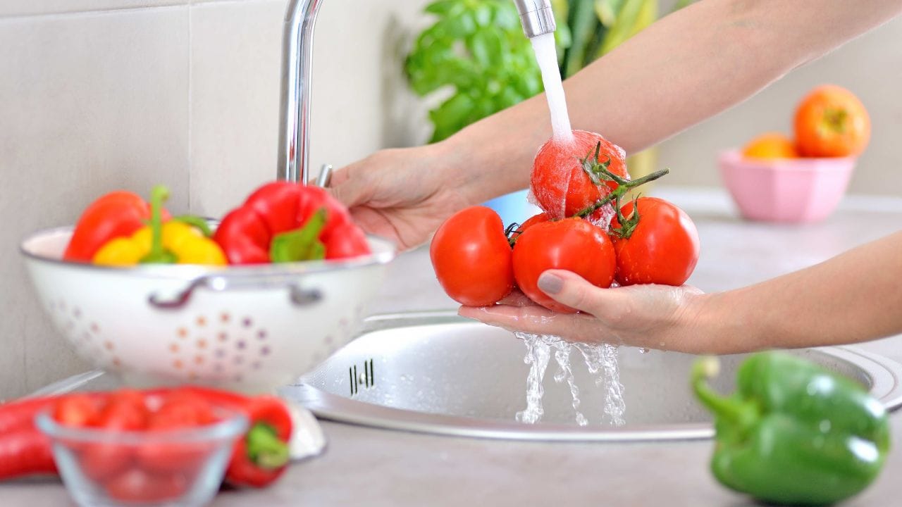 Vegetable Cleaning Tips: కూరగాయలపై పురుగుమందుల భయమా? ఇలా కడిగితే రసాయనాలు మాయం!