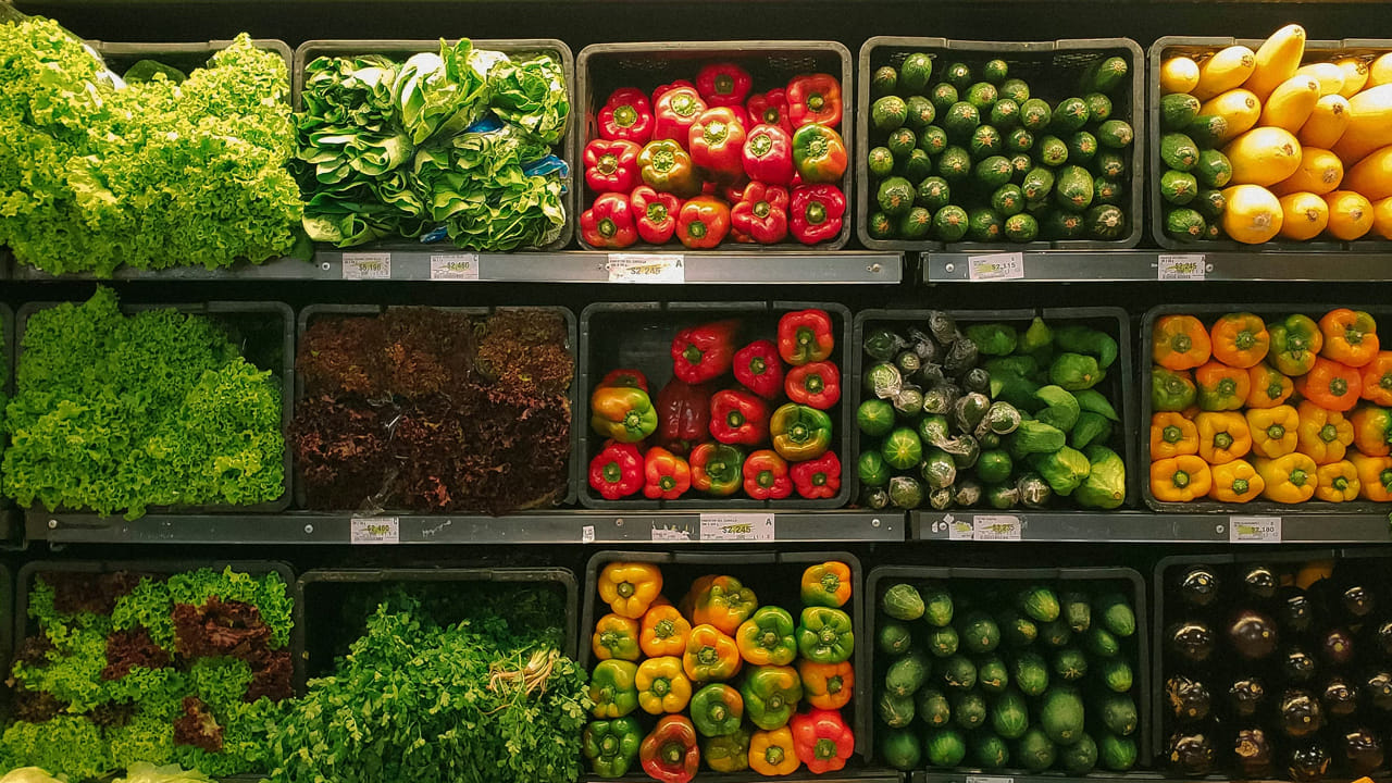 సామాన్యులకు గుడ్ న్యూస్. కూరగాయల ధరలు భారీగా తగ్గుముఖం పట్టాయి. టమాటా, వంకాయ ధరలు భారీగా తగ్గాయి. దీంతో సామాన్యులకు ఉపశమనం లభించింది. ఇక కాకరకాయ, బీరకాయ ధరలు కాస్త పెరిగాయి. గతంలో టమాటా కిలో రూ.20 నుంచి రూ.30 వరకు పలకగా.. ఇప్పుడు రూ.10కి పడిపోయింది. తరచూ ప్రతీ కూరలో టమాటాలను ఉపయోగిస్తూ ఉంటారు. దీంతో వీటి ధరలు తగ్గడం కాస్త ఊరటగా చెప్పవచ్చు.