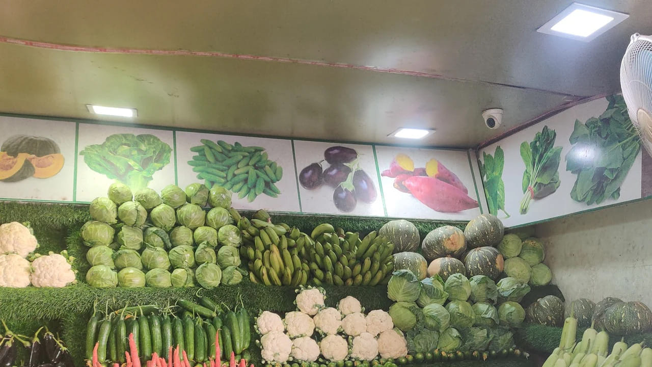 హైదరాబాద్‌లోని కూకట్ పల్లి రైతు బజార్‌లో కిలో టమాటా రూ.13, వంకాయ రూ.18, బెండకాయ రూ.35, పచ్చిమిర్చి రూ.43,  బజ్జిమిర్చి రూ.25, కాకరకాయ రూ.35, బీరకాయ రూ.35, క్యాబేజీ రూ.10, బీన్స్ రూ.65, క్యారెట్ రూ.20, గోబిపువ్వు రూ.25, దొండకాయ రూ.35, చిక్కుడుకాయ రూ.45 పలుకుతోంది.
