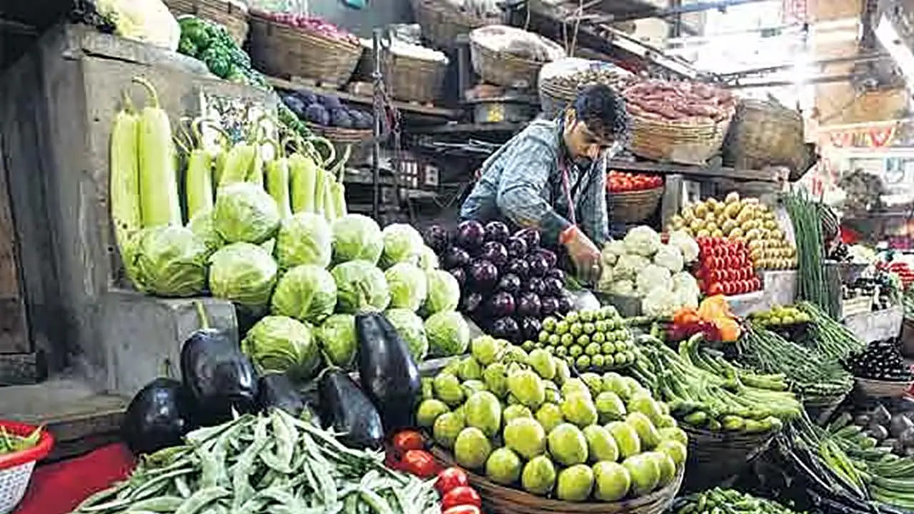 ఇక కేజీ గోరు చిక్కుడు రూ.28, బీట్ రూట్ రూ.18, క్యాప్చికం రూ.40, ఆలుగడ్డ రూ.18, కీర రూ.16, దోసకాయ రూ.16, సొరకాయ రూ.15, పొట్లకాయ రూ.20, కంద రూ.30, ఉల్లపొరక రూ.18కు లభిస్తోంది. అలాగే చామగడ్డ రూ.30, చిలకడదుంప రూ. 30, గుమ్మడికాయ రూ.30, పచ్చి బఠాణి రూ.40, బొప్పాయి రూ.40కు దొరుకుతుంది