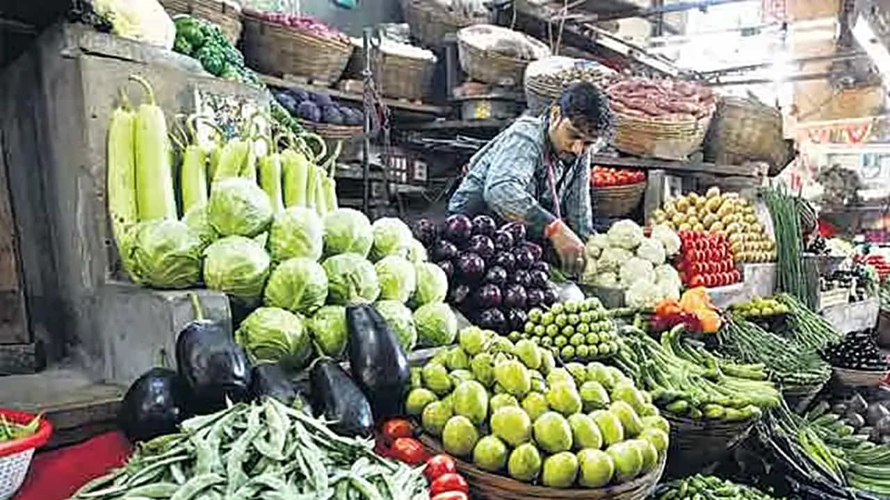 ఇక కేజీ గోరు చిక్కుడు రూ.28, బీట్ రూట్ రూ.18, క్యాప్చికం రూ.40, ఆలుగడ్డ రూ.18, కీర రూ.16, దోసకాయ రూ.16, సొరకాయ రూ.15, పొట్లకాయ రూ.20, కంద రూ.30, ఉల్లపొరక రూ.18కు లభిస్తోంది. అలాగే చామగడ్డ రూ.30, చిలకడదుంప రూ. 30, గుమ్మడికాయ రూ.30, పచ్చి బఠాణి రూ.40, బొప్పాయి రూ.40కు దొరుకుతుంది