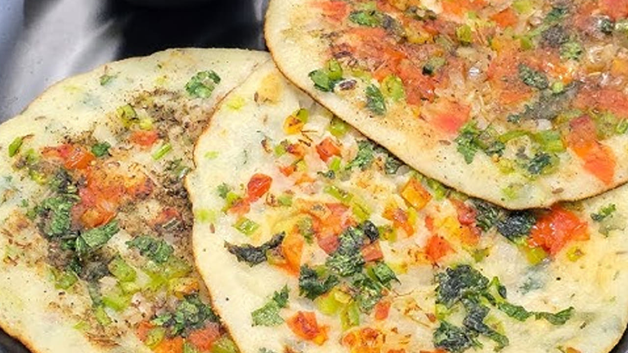 కూరగాయలను రెడీ చేసుకోవాలి: ఈ గోధుమ రవ్వ మిశ్రమంలో ఒక కప్పు తరిగిన ఉల్లిపాయ ముక్కలు, టొమాటో ముక్కలు , కట్ చేసిన పచ్చిమిర్చి, క్యారెట్ తురుము, కొత్తిమీరను వేసి మిక్స్ అయ్యేలా కలుపుకోవాలి. పిండి మరీ జోరుగా ఉండేలా కలపకండి.