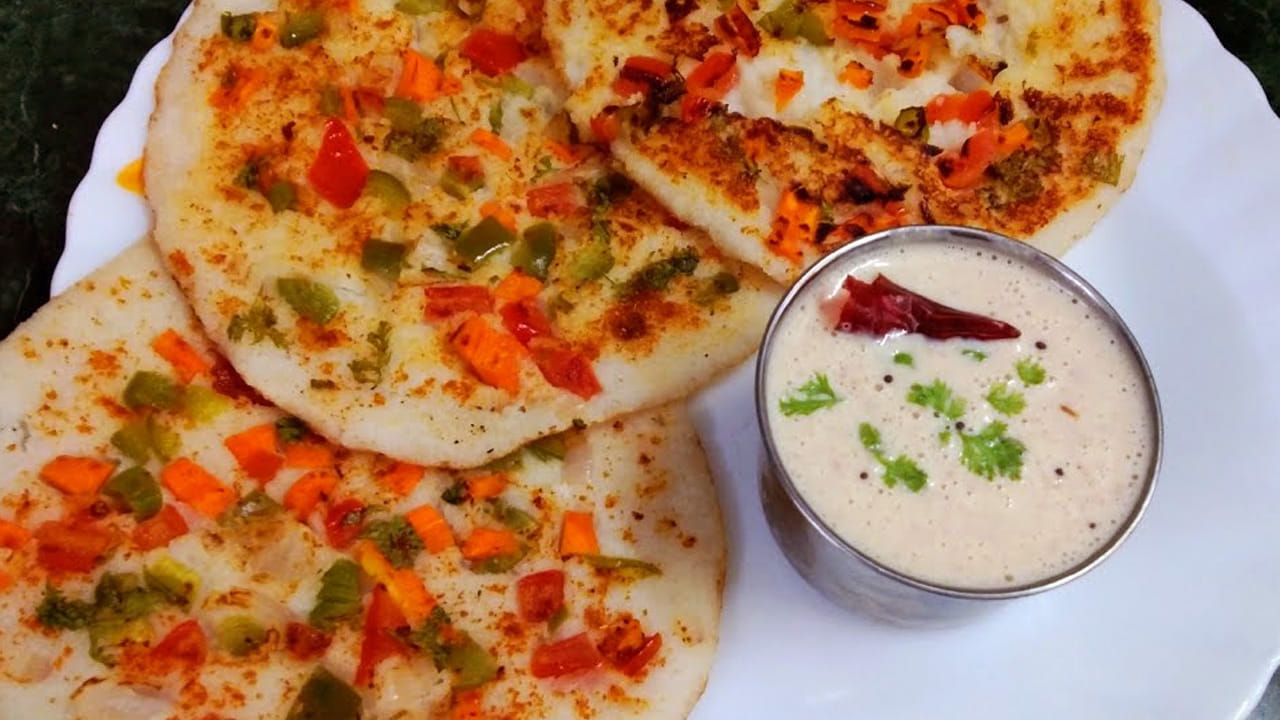 ఊతప్పంలా కావాలి కాబట్టి కొంచం మందంగా వేసుకోవాలి. మూత పెట్టి మీడియం మంటపై 5 నిమిషాలు కాల్చాలి. ఊతప్పం బంగారు   రంగులోకి మారే వరకు ఉంచి  రెండు వైపులా బాగా కాల్చుకోవాలి. 