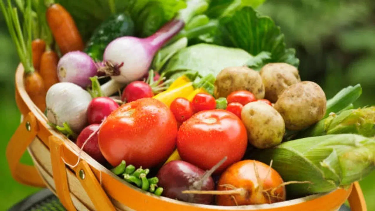 వేసవి కాలంలో నిమ్మకాయలను విరివిగా ఉపయోగిస్తారు. కానీ వాటిని ఎక్కువ కాలం నిల్వ ఉంచకపోతే పాడైపోతాయి. నిమ్మకాయలను ఎక్కువ కాలం తాజాగా ఉంచాలంటే వాటికి నూనె రాసి, గాలి చొరబడని డబ్బాలో పెట్టి ఫ్రిజ్‌లో నిల్వ చేయాలి. ఇలా చేయడం వల్ల నిమ్మకాయలు పాడవకుండా, వాటి రుచి కూడా తాజాగా ఉంటుంది.