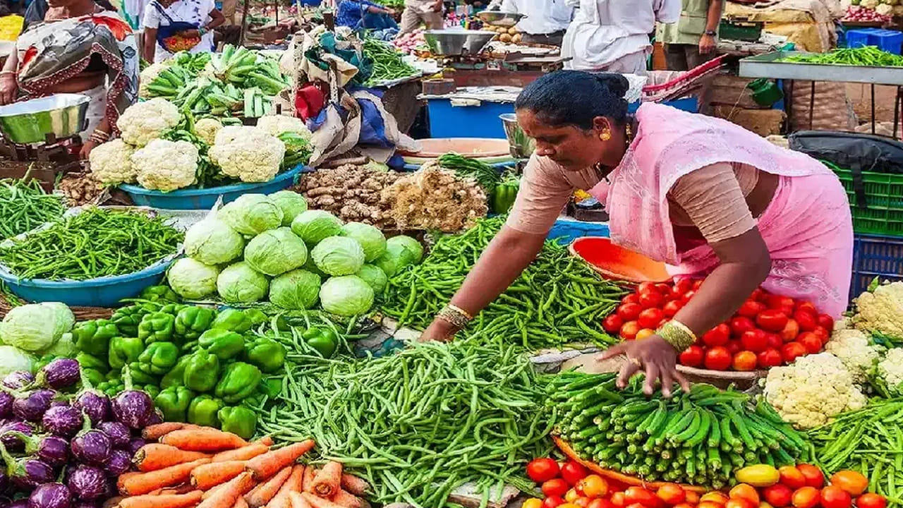 ఇంకా చెప్పాలంటే మనం రోజూ వాడుకునే నిత్యావసర వస్తువులు, కూరగాయల రేట్స్ కూడా భారీగా పెరగనున్నాయని బిజినెస్ నిపుణులు చెబుతున్నారు. దీని వలన సామాన్యుడి బతుకు దారుణంగా మారనుంది. వారిపైనే  తీవ్ర ప్రభావం చూపనుంది. 
