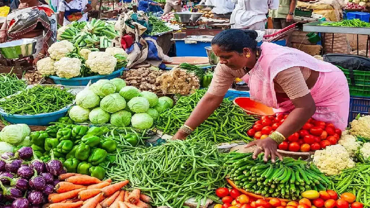 ఇంకా చెప్పాలంటే మనం రోజూ వాడుకునే నిత్యావసర వస్తువులు, కూరగాయల రేట్స్ కూడా భారీగా పెరగనున్నాయని బిజినెస్ నిపుణులు చెబుతున్నారు. దీని వలన సామాన్యుడి బతుకు దారుణంగా మారనుంది. వారిపైనే తీవ్ర ప్రభావం చూపనుంది.