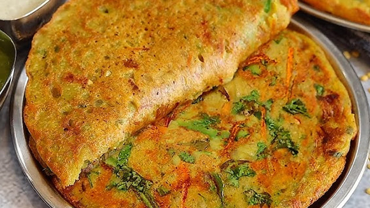 పచ్చి కూరగాయలతో దోశకు కావాల్సిన పదార్దాలు: రెండు కప్పుల దోశ పిండి, తరిగిన క్యారెట్ తురుము, క్యాప్సికమ్, క్యాబేజీ ముక్కలు, ఉల్లిపాయ ముక్కలు, పచ్చిమిర్చి ముక్కలు, అర కట్ట కొత్తిమీర ఆకులు, ఒక కప్పు నూనె, రుచికి సరిపడా నూనెను తీసుకోవాలి. 
