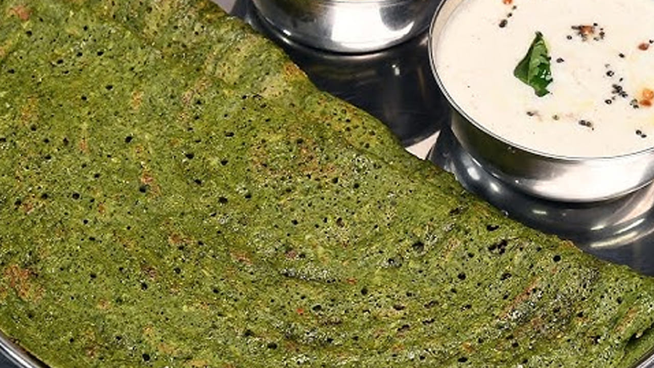 పచ్చి కూరగాయలతో దోశ చేసి తింటే రుచి అదిరిపోతోంది. ఇది రుచికి మాత్రమే కాకుండా  ఆరోగ్యానికి కూడా సూపర్ ఫుడ్. అంతేకాదు, ఇది 10 నుంచి 15 నిముషాల్లో  తయారవుతుంది. కొన్ని ఏరియాల్లో దీనిని చాలా మంది తింటారు. కొందరికి ఎలా చేయాలో తెలియదు అయితే, వీటిని ఎలా చేయాలో ఇక్కడ వివరంగా చదివి తెలుసుకుందాం.. 