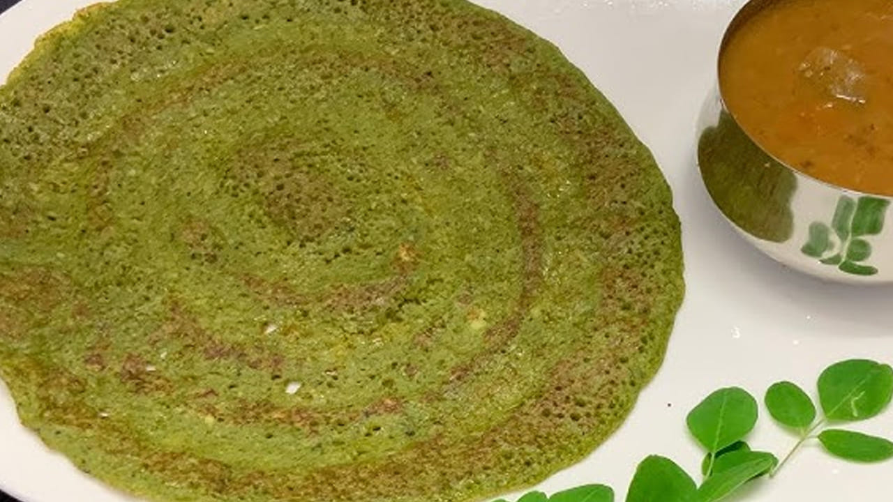 రెండు కప్పుల దోశ పిండిని ఒక గిన్నెలో తీసుకుని దానిలో తరిగిన క్యారెట్, కట్ చేసిన క్యాప్సికం, క్యాబేజీ ముక్కలు, ఉల్లిపాయ ముక్కలు ,పచ్చిమిర్చి ముక్కలు, అర కట్ట కొత్తిమీర ఆకులు వేసి కలుపుకుని పక్కన పెట్టుకోవాలి. ఇలా కలుపుకుంటే దోశ తినడానికి రుచికరంగా ఉంటుంది. 