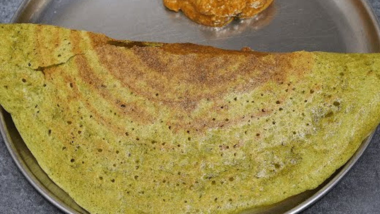 ఆ తర్వాత స్టవ్ వెలిగించి పెనం పెట్టి దాని మీద నూనె వేసి అది వేడయ్యా ఒక గరిటే పిండిని పోసి దోశ లాగా పలుచగా వేసుకోవాలి. 
దోశ రెండు వైపులా బాగా కాలిన తర్వాత ఒక ప్లేట్ లోకి తీసుకోండి. వేడివేడి కూరగాయల దోశను తీసుకుని దానిలో ఎర్ర చట్నీ  తింటే టేస్టీగా ఉంటుంది. 

 