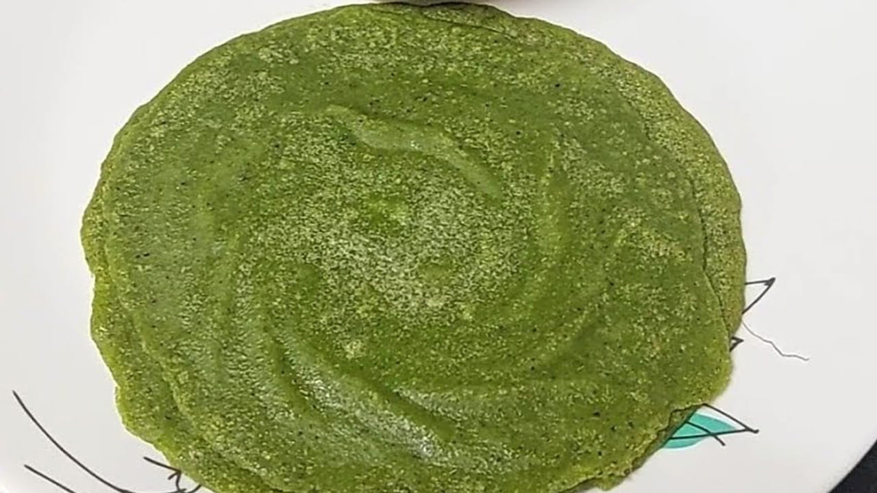 పచ్చి కూరగాయాలు ఆరోగ్యానికి  చాలా బలం. అందుకే, వైద్యులు కూడా దీనిని తినాలని చెబుతున్నారు. మీరు ఒక్కో పిండి దోశ తినడం కంటే,  అన్ని కూరగాయలు కలిపిన దోశ తినడం చాలా మంచిది. పైన చెప్పినట్లు స్టెప్ బై స్టెప్ ఫాలో అయి మీరు కూడా మీ ఇంట్లో ట్రై చేయండి. ఇలా చేస్తే అందరూ ఇష్టంగా తింటారు.  
