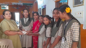 విద్యార్థినీలకు బస్టాప్‌లో పర్సు కనిపించింది.. ఓపెన్ చేసి చూడగా..