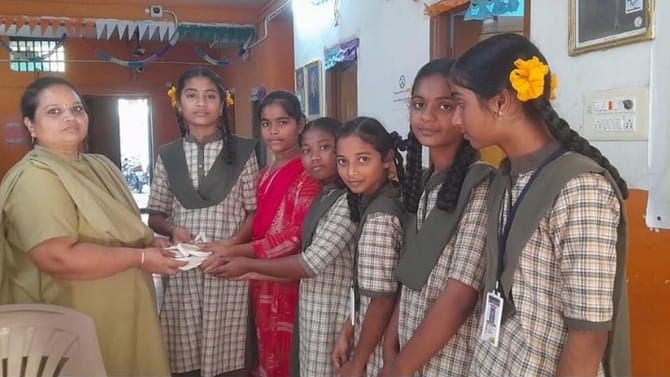 విద్యార్థినీలకు బస్టాప్‌లో పర్సు కనిపించింది.. ఓపెన్ చేసి చూడగా..