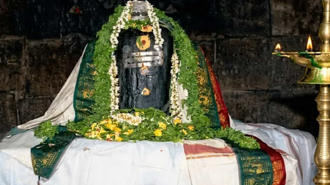 డయాబెటిస్ (మధుమేహం) ఈ రోజుల్లో ప్రపంచవ్యాప్తంగా పెద్ద సమస్యగా మారింది. గతంలో ఈ వ్యాధి చాలా తక్కువ వారిలో కనిపించేది, కానీ ఇప్పుడు ప్రతి ఇంటిలో ఒకరు మధుమేహంతో బాధపడుతున్నారని చెప్పవచ్చు. వైద్యులు చెబుతున్నట్లే, డయాబెటిస్ పూర్తిగా నయం కాదు; కానీ జీవితాంతం మందులు వాడుతూ, దీన్ని నియంత్రణలో ఉంచవచ్చు. అయితే, తమిళనాడులోని ఒక ప్రాచీన ఆలయాన్ని సందర్శించడం ద్వారా, ప్రజల నమ్మకాల ప్రకారం, డయాబెటిస్ నుంచి ఉపశమనం పొందవచ్చని విశ్వాసం ఉంది. తిరువారూర్ జిల్లాలోని నీదమంగళం వెళ్ళే రహదారిలోని “కోయిల్వెన్ని” గ్రామంలో ఉంది ఈ ఆలయం శ్రీ వెన్ని కరుంబేశ్వరర్ ఆలయం.