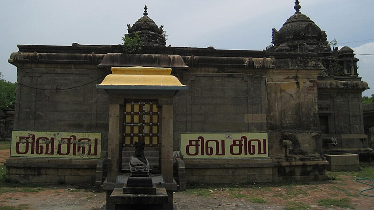 
ఆలయ చరిత్ర

శ్రీ వెన్ని కరుంబేశ్వరర్ ఆలయం భారతదేశంలోని అత్యంత ప్రత్యేకమైన శివాలయాలలో ఒకటి. ఈ ఆలయంలోని శివలింగం ప్రత్యేకత ఏమిటంటే, అది చెరకు ముద్దలా కత్తిరించబడినట్లు కనిపిస్తుంది. చరిత్ర ప్రకారం, ఈ ఆలయం సుమారు 1,300 సంవత్సరాల పురాతనమైనది. కానీ పురాణాల ప్రకారం, ఆలయం సుమారు 5,000 సంవత్సరాల క్రితం నుంచే   ఉంది అని నమ్మబడుతుంది.

ప్రాచీనకాలంలో, ఆలయం స్థలమైన ప్రాంతం చెరకు అడవి మాత్రమే. ఒకసారి ఇద్దరు ఋషులు ఆ అడవిలోని భగవంతుని ప్రతిమను చూసి పూజించారు. ఆ సమయంలో, ఒక ఋషి ఆ వృక్షాన్ని చెరకు అని, మరొకరు వెన్ని (నంద్యావట్టం) అని పిలువడం వాదించారు. అప్పటినుంచి భగవంతుడు తన పేరు చెరకు కాదు, ఆలయ పవిత్ర వృక్షం వెన్నీ అని ప్రకటించాడు. అందుకే ఆలయ స్వామికి కరుంబేశ్వరర్ అని పేరు పెట్టబడింది. 