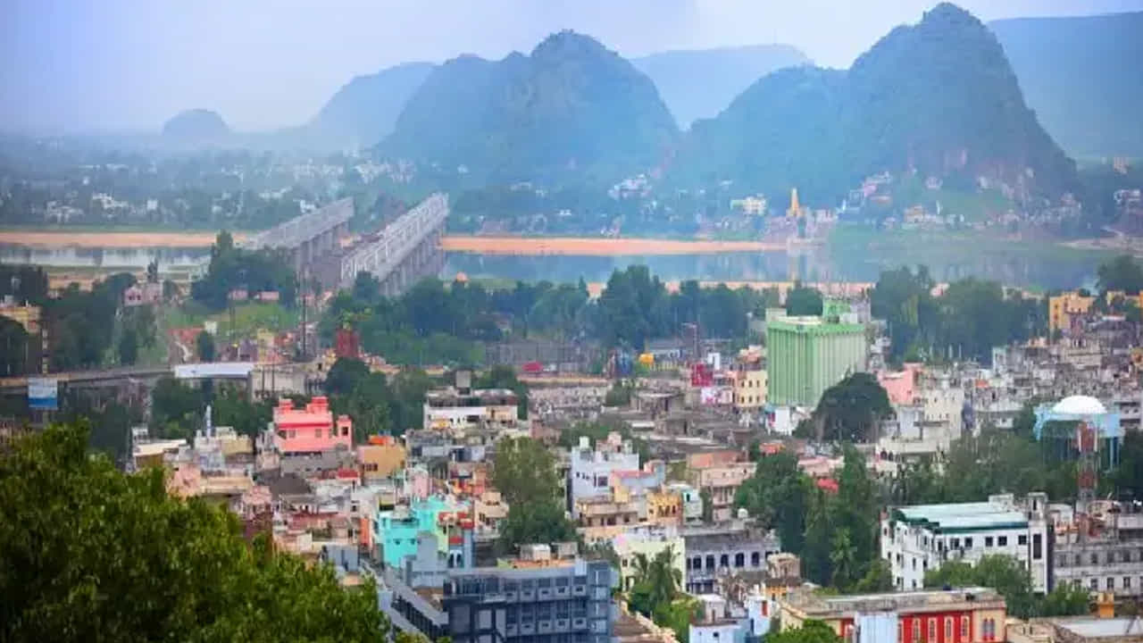 విజయవాడ (Vijayawada): ఆంధ్రప్రదేశ్ 
దక్షిణ భారతదేశంలో అత్యంత వేడి నగరాల్లో విజయవాడ ఒకటి. దీనిని స్థానికంగా 'బ్లేజివాడ' (Blazewada) అని కూడా పిలుస్తారు. ఏప్రిల్ నెలలో ఇక్కడ ఉష్ణోగ్రతలు సులభంగా 40-45 డిగ్రీల సెల్సియస్‌ను దాటుతాయి. కృష్ణా నది ఒడ్డున ఉండటం వల్ల గాలిలో తేమ (Humidity) ఎక్కువగా ఉండి, విపరీతమైన ఉక్కపోతకు గురిచేస్తుంది. పర్యాటక ప్రాంతాల సందర్శన ఈ వేడిలో అసౌకర్యంగా మారుతుంది.
