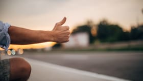 లిఫ్ట్‌ ఇస్తామని బైక్ ఎక్కించుకున్నారు.. కట్‌చేస్తే అసలు ట్విస్ట్