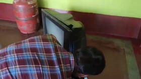 ఇంట్లో ఉన్న పాత టీవీలోంచి వింత శబ్ధాలు.. దగ్గరకు వెళ్లి చూడగా