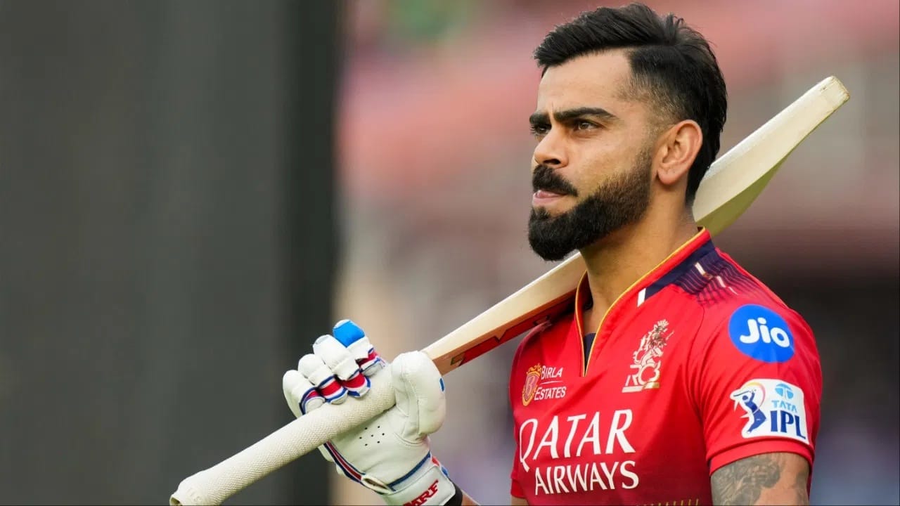 ప్రస్తుతం ఐపీఎల్‌లో అత్యధిక సిక్సర్లు బాదిన ఆటగాళ్ల జాబితాలో వెస్టిండీస్ విధ్వంసకర వీరుడు క్రిస్ గేల్ అగ్రస్థానంలో ఉన్నాడు. గేల్ కేవలం 142 మ్యాచ్‌లలోనే 357 సిక్సర్లు బాది ఎవరికీ అందనంత ఎత్తులో ఉన్నాడు. ఇక భారత మాజీ కెప్టెన్ రోహిత్ శర్మ 2025 సీజన్‌లోనే ఈ 300 సిక్సర్ల మైలురాయిని అధిగమించాడు. రోహిత్ ప్రస్తుతం 272 మ్యాచ్‌లలో 302 సిక్సర్లతో రెండో స్థానంలో కొనసాగుతున్నాడు. ఇప్పుడు వీరిద్దరి సరసన చేరే అవకాశం విరాట్ కోహ్లీకి లభించింది.