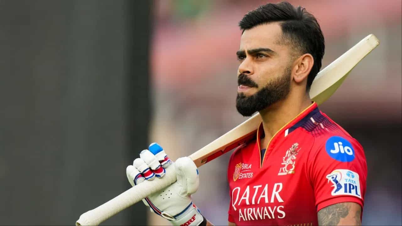 ప్రస్తుతం ఐపీఎల్‌లో అత్యధిక సిక్సర్లు బాదిన ఆటగాళ్ల జాబితాలో వెస్టిండీస్ విధ్వంసకర వీరుడు క్రిస్ గేల్ అగ్రస్థానంలో ఉన్నాడు. గేల్ కేవలం 142 మ్యాచ్‌లలోనే 357 సిక్సర్లు బాది ఎవరికీ అందనంత ఎత్తులో ఉన్నాడు. ఇక భారత మాజీ కెప్టెన్ రోహిత్ శర్మ 2025 సీజన్‌లోనే ఈ 300 సిక్సర్ల మైలురాయిని అధిగమించాడు. రోహిత్ ప్రస్తుతం 272 మ్యాచ్‌లలో 302 సిక్సర్లతో రెండో స్థానంలో కొనసాగుతున్నాడు. ఇప్పుడు వీరిద్దరి సరసన చేరే అవకాశం విరాట్ కోహ్లీకి లభించింది.