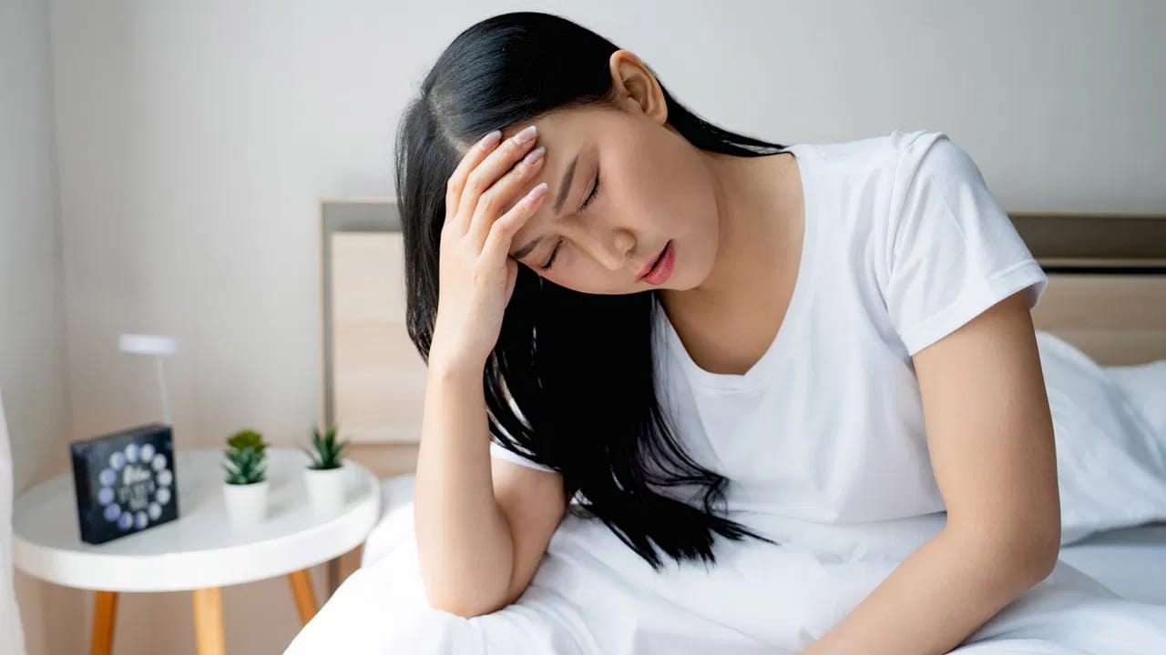 
నేలను కాళ్లతో కొట్టవద్దు.. 

వాస్తు ప్రకారం, భూమి “తల్లి”గా పరిగణించబడుతుంది. క్రమం తప్పి నేలను కాళ్లతో కొట్టడం లేదా కోపంతో మంచం దిగడం ప్రతికూల శక్తిని పెంచుతుంది. కాబట్టి ఉదయం ఉదయాన్నే స్థిరంగా, శాంతిగా అడుగులు వుంచండి.

