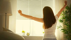 ఈ ఉదయపు అలవాట్లు ఆపండి.. జీవితం 100% పాజిటివ్‌గా మారుతుంది!