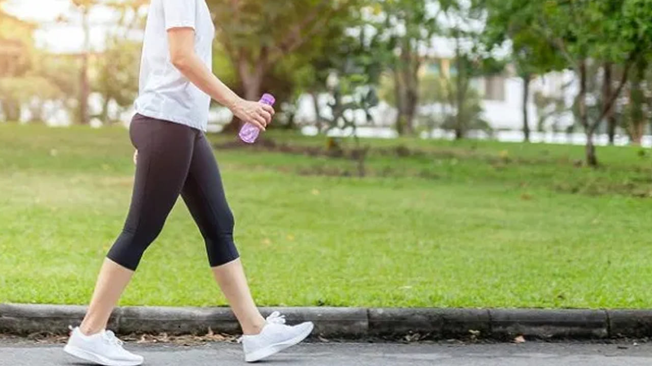 ఏది ఎక్కువ ప్రభావవంతమైనది?: బరువు తగ్గడానికి పరుగు, నడకలలో ఏది ఎంచుకోవాలో చెప్పడం కష్టం.. ఎందుకంటే రెండింటికీ వాటి సొంత ప్రయోజనాలు, ఫలితాలు ఉన్నాయి. ఉదాహరణకు, మీరు తక్కువ సమయంలో ఎక్కువ కేలరీలు ఖర్చు చేయాలనుకుంటే లేదా త్వరగా బరువు తగ్గాలనుకుంటే, పరుగు ఒక మంచి ఎంపిక. అయితే, మీరు క్రమంగా బరువు తగ్గాలనుకుంటే, స్థిరంగా ఉండాలనుకుంటే, నడక ఉత్తమం. మీరు ఏ పద్ధతిని అనుసరించాలి అనేది పూర్తిగా మీరు ఎంత క్రమం తప్పకుండా, ఎంతసేపు వ్యాయామం చేస్తారు అనే దానిపై ఆధారపడి ఉంటుంది.