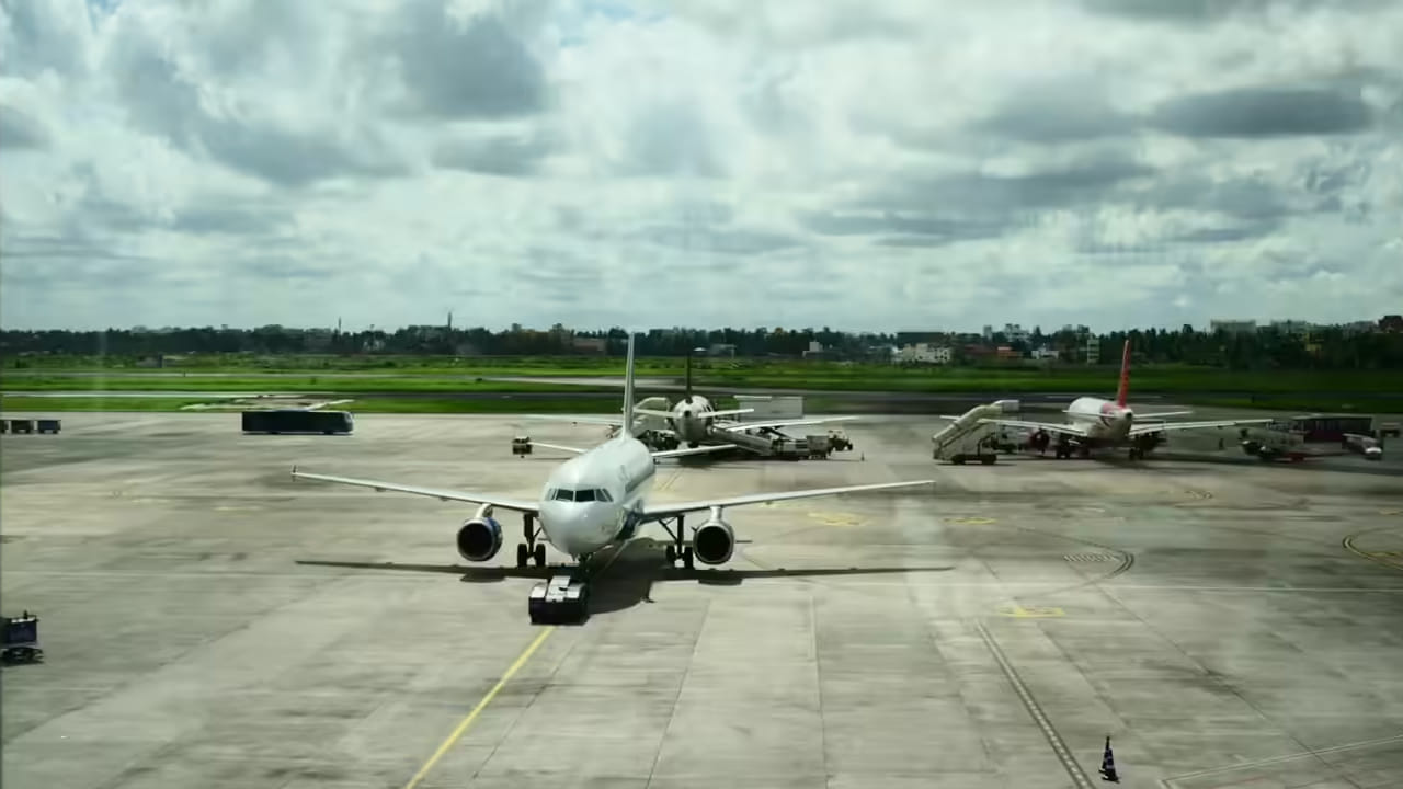 ప్రస్తుతం ప్రయాణికుల కోసం శంషాబాద్ ఎయిర్ పోర్ట్ ఒక్కటే అందుబాటులో ఉంది. దీంతో ప్రజలకు మరింతగా విమాన ప్రయాణ సౌకర్యం కల్పించేందుకు వరంగల్‌లోని మామునూరులో రాష్ట్ర ప్రభుత్వం నూతన ఎయిర్‌పోర్ట్ నిర్మాణానికి ముందడుగు వేసింది. ఇది అందుబాటులోకి వస్తే రాష్ట్రంలోని ప్రజలు హైదరాబాద్‌కు రావాల్సిన పని ఉండదు. వరంగల్ నుంచే రాకపోకలు కొసాగించవచ్చు.
