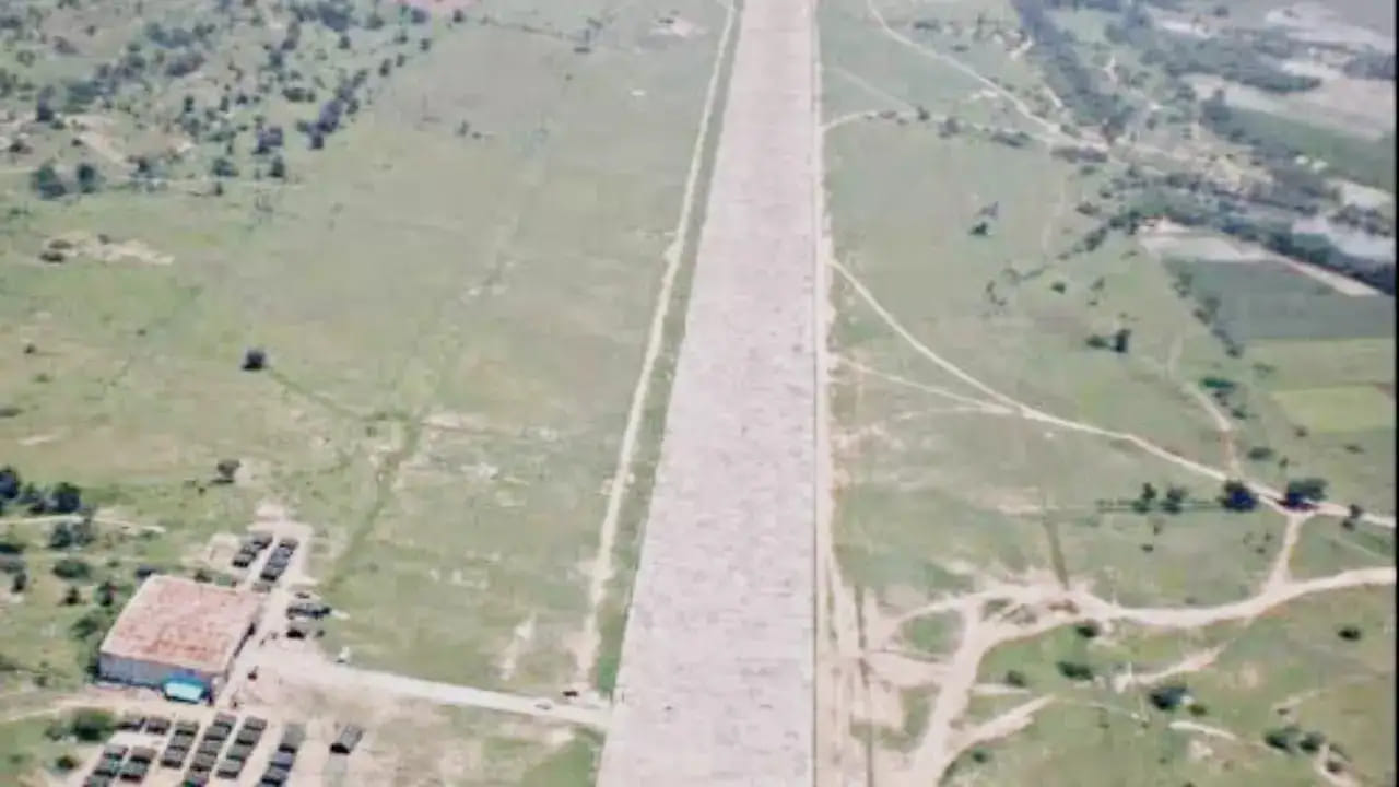 ఎయిర్‌పోర్ట్ కోసం ఇప్పటికే రాష్ట్ర ప్రభుత్వం భూసేకరణ ప్రక్రియ పూర్తి చేసింది. 950 ఎకరాల భూమిని సేకరించి ఎయిర్‌పోర్ట్ అథారిటీ ఆఫ్ ఇండియాకు అప్పగించింది. ఇదే కాకుండా అదనంగా మరో 253 ఎకరాలు కూడా సేవరించింది. ఈ ఎయిర్‌పోర్ట్‌లో టెర్మినల్, కార్గో సౌకర్యంతో పాటు పార్కింగ్, అనుసంధాన మార్గాలు వంటివి ఉండనున్నాయి.
