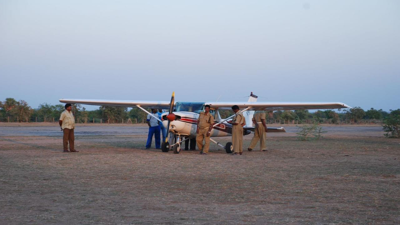ప్రస్తుతం చిన్న ఎయిర్‌స్ట్రిప్‌గా మామునూరు ఎయిర్‌పోర్ట్ ఉంది. దీన్ని పూర్తిస్థాయి కమర్షియల్ ఎయిర్‌పోర్ట్‌గా మార్చనున్నారు. దీని వల్ల ఎయిర్ కనెక్టివిటీ కోసం జిల్లాల ప్రజలు హైదరాబాద్‌కు వెళ్లాల్సిన అవసరం ఉండదు. దేశంలోనే వివిధ ప్రాంతాలకు ఇక్కడినుంచే చేరుకోవచ్చు. చెన్నై, బెంగళూరు, ముంబై వంటి నగరాలకు కనెక్టివిటీ లభించనుంది.
