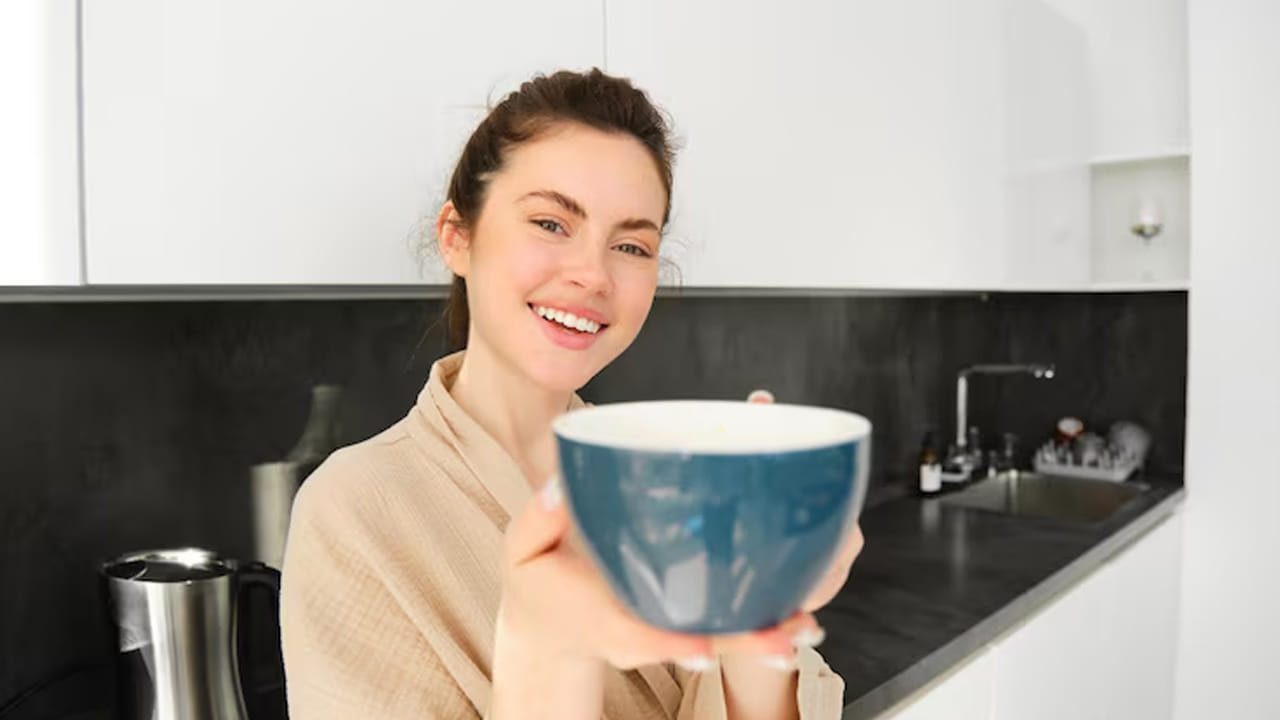 వేగవంతమైన బరువు తగ్గడం (Weight Loss): గోరువెచ్చని నీరు తాగడం వల్ల శరీరంలోని కొవ్వు కణాలు (Fat cells) కరగడం ప్రారంభమవుతుంది. ఇది శరీర మెటబాలిజం రేటును పెంచుతుంది. మీరు బరువు తగ్గాలనుకుంటే, ఆ నీటిలో కొంచెం నిమ్మరసం లేదా తేనె కలుపుకోవడం వల్ల ఫలితం రెట్టింపు అవుతుంది.