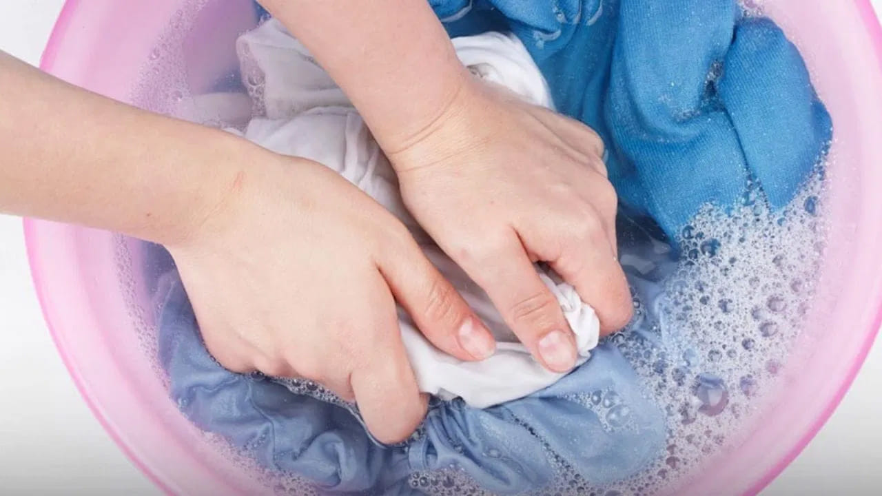 శాస్త్రీయ దృక్కోణంలో రాత్రిపూట దుస్తులకు తగినంత సూర్యకాంతి లభించదు. సూర్యరశ్మి ఒక సహజ క్రిమిసంహారక మందు. సూర్యరశ్మి లేకపోవడం వల్ల దుస్తులలోని సూక్ష్మక్రిములు, బ్యాక్టీరియా పూర్తిగా నశించవు. ఇది చర్మ రుగ్మతలు, అలెర్జీల ప్రమాదానికి దారితీస్తుంది.