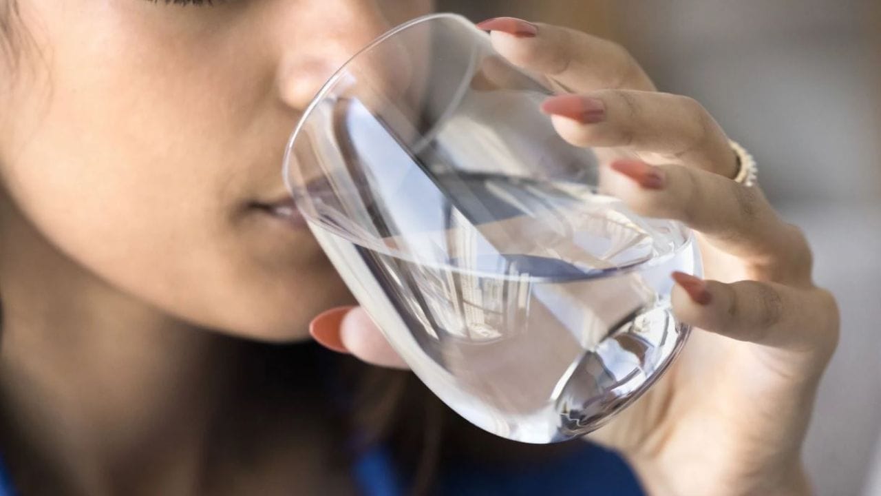 నీరు తాగి బరువు తగ్గాలని చూస్తున్నారా? ‘వాటర్ ఫాస్టింగ్’ వెనుక ఉన్న ప్రమాదం దాగుందని తెలుసా