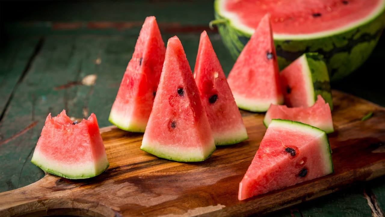 మామిడి పండ్ల మాదిరిగానే కొంతమంది వ్యాపారులు పుచ్చకాయలను త్వరగా పండించడానికి కార్బైడ్ అనే రసాయనాన్ని ఉపయోగిస్తారు. ఈ రసాయనంతో పండించిన పుచ్చకాయలపైన పసుపు మచ్చలు కనిపిస్తాయి. ఇలాంటి పండ్లు ఆరోగ్యానికి మంచివి కావని నిపుణులు హెచ్చరించారు. పుచ్చకాయలపై పసుపు మచ్చలు కనిపిస్తే తినే ముందు వాటిని ఉప్పు నీటితో బాగా కడగాలి. పుచ్చకాయ కొనే ముందు, దాని పైభాగాన్ని జాగ్రత్తగా పరిశీలించాలి. పండు మీద చిన్న చిన్న రంధ్రాలు కనిపిస్తే, అలాంటి పుచ్చకాయను కొనకపోవడమే మంచిది. ఎందుకంటే ఆ రంధ్రాలు ఇంజెక్షన్ గుర్తులు అయి ఉండవచ్చు. 