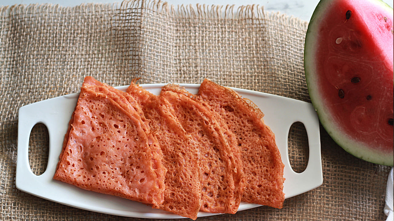 ఇప్పుడు స్టవ్ ఆన్ చేసి, దోశ పాన్ పెట్టాలి. నెయ్యి లేదా నూనె వేసి దోశ వేసుకోవాలి. ఇక ఇది గోల్డ్ రంగులో వచ్చే వరకు కాల్చుకోవాలి. అంతే టేస్టీ టేస్టీ పుచ్చకాయ తొక్కల దోశ రెడీ.