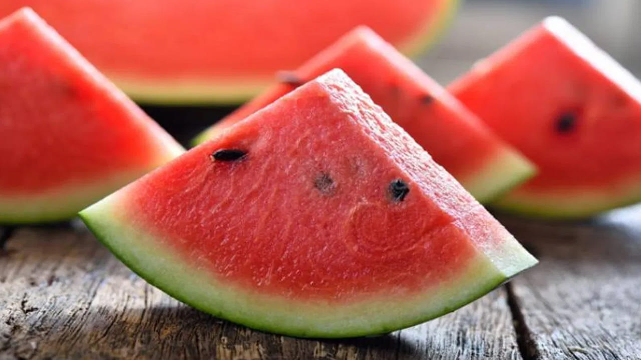 పుచ్చకాయ గింజలను పచ్చిగా మింగడం వల్ల ప్రమాదం లేకపోయినా వాటి పూర్తి పోషకాలు అందాలంటే వాటిని మొలకెత్తించడం లేదా వేయించడం ఉత్తమమని నిపుణులు సూచిస్తున్నారు. గింజలను కడిగి, ఎండబెట్టి.. కొద్దిగా నెయ్యి లేదా నూనె వేసి వేయించాలి. దానికి నల్ల ఉప్పు, కారం లేదా ఆమ్చూర్ పొడి జోడిస్తే కరకరలాడే రుచికరమైన స్నాక్ సిద్ధం. వీటిని మీ ఉదయపు పోహా, ఉప్మా లేదా స్మూతీల్లో కూడా కలుపుకోవచ్చు.
