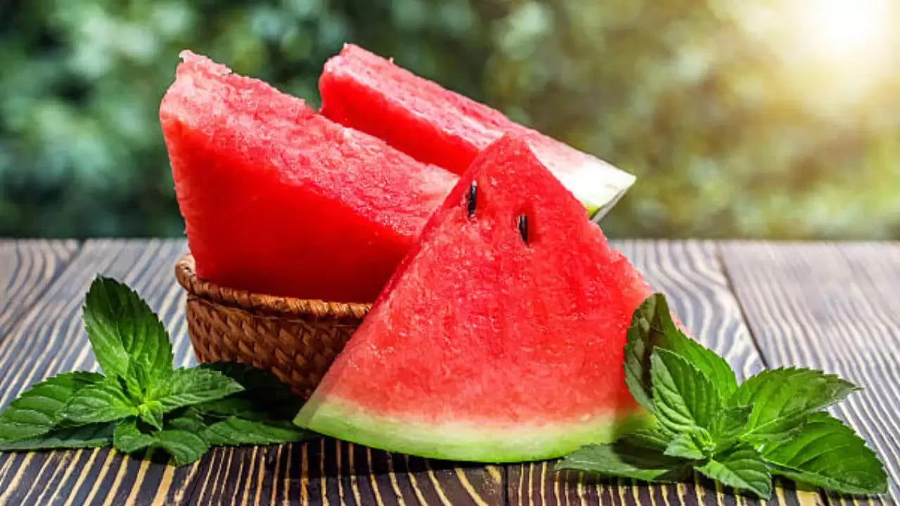 ఎటువంటి ఆరోగ్య సమస్యలు లేని వారు ఈ వేసవిలో ఒక రోజు పుచ్చకాయ, ఒక రోజు దోసకాయ మార్చి మార్చి తీసుకోవడం వల్ల గరిష్ట ప్రయోజనాలు పొందవచ్చు. అయితే పండ్లను రసంగా తాగడం కంటే ముక్కలుగా కోసుకుని తినడమే ఆరోగ్యానికి అత్యుత్తమం.